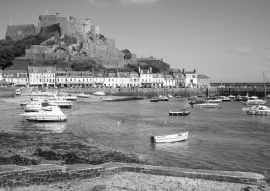 Lais Puzzle - Hafen von Gorey und Schloss Mont Orgueil auf Jersey in schwarz weiß - 500, 1.000 & 2.000 Teile