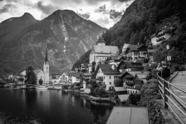 Lais Puzzle - Panoramablick auf das berühmte Dorf Hallstatt in Österreich, Alpen. Europa in schwarz weiß - 2.000 Teile