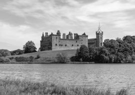Lais Puzzle - Der wunderschöne Linlithgow Palace in Schottland in schwarz weiß - 1.000 Teile
