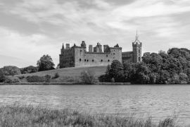 Lais Puzzle - Der wunderschöne Linlithgow Palace in Schottland in schwarz weiß - 2.000 Teile