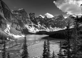 Lais Puzzle - Türkisfarbenes Wasser des Moraine Lake bei Sonnenuntergang in schwarz weiß - 1.000 Teile