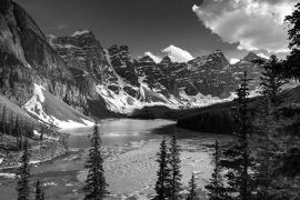 Lais Puzzle - Türkisfarbenes Wasser des Moraine Lake bei Sonnenuntergang in schwarz weiß - 2.000 Teile
