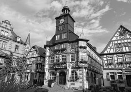 Lais Puzzle - Rathaus im historischen Zentrum von Heppenheim an der Bergstraße, Hessen, Deutschland in schwarz weiß - 500, 1.000 & 2.000 Teile