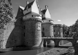 Lais Puzzle - Schloss der Herzöge der Bretagne oder Chateau des Ducs de Bretagne in Nantes, Frankreich in schwarz weiß - 500, 1.000 & 2.000 Teile