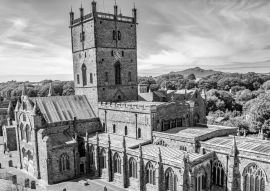Lais Puzzle - Die Kathedrale von St. Davids, eine religiöse Stätte, in der seit dem 6. Jahrhundert täglich gebetet wird, in der Stadt St. Davids, Pembrokeshire, Wales in schwarz weiß - 500, 1.000 & 2.000 Teile