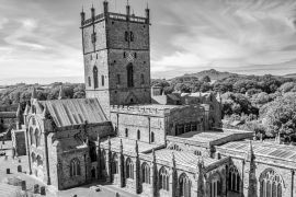 Lais Puzzle - Die Kathedrale von St. Davids, eine religiöse Stätte, in der seit dem 6. Jahrhundert täglich gebetet wird, in der Stadt St. Davids, Pembrokeshire, Wales in schwarz weiß - 2.000 Teile