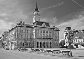 Lais Puzzle - Freiheitsplatz in Novi Sad Bögen und Architektur Blick in schwarz weiß - 500, 1.000 & 2.000 Teile