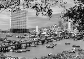 Lais Puzzle - Blick auf die Stadt Nha Trang in Vietnam in schwarz weiß - 500, 1.000 & 2.000 Teile
