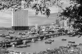 Lais Puzzle - Blick auf die Stadt Nha Trang in Vietnam in schwarz weiß - 2.000 Teile