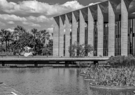 Lais Puzzle - Schöner Blick auf das Itamaraty-Palastgebäude in Brasilia, Brasilien in schwarz weiß - 1.000 Teile