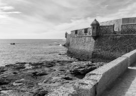 Lais Puzzle - Burg von San Sebastian in Cadiz, Andalusien, Spanien in schwarz weiß - 500, 1.000 & 2.000 Teile
