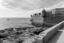 Lais Puzzle - Burg von San Sebastian in Cadiz, Andalusien, Spanien in schwarz weiß - 2.000 Teile