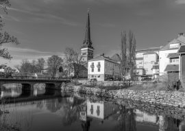 Lais Puzzle - Gamla stan Viertel und Kathedrale in Vasteras, Schweden in schwarz weiß - 500, 1.000 & 2.000 Teile