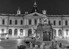 Lais Puzzle - Nachtansicht des Gebäudes der Svenska Akademien, in dem das Nobelmuseum untergebracht ist, in Stockholm, Schweden in schwarz weiß - 500, 1.000 & 2.000 Teile