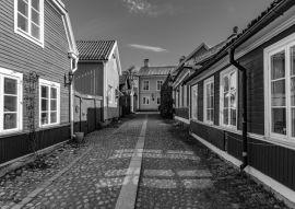 Lais Puzzle - Traditionelle Holzgebäude im Viertel Gamla Stan in Gavle, Schweden in schwarz weiß - 500, 1.000 & 2.000 Teile