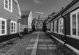 Lais Puzzle - Traditionelle Holzgebäude im Viertel Gamla Stan in Gavle, Schweden in schwarz weiß - 1.000 Teile