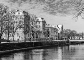 Lais Puzzle - Elite Grand Hotel in Gavle mit Blick auf den Fluss Gavlean, Schweden in schwarz weiß - 500, 1.000 & 2.000 Teile