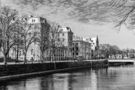 Lais Puzzle - Elite Grand Hotel in Gavle mit Blick auf den Fluss Gavlean, Schweden in schwarz weiß - 2.000 Teile