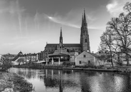 Lais Puzzle - Blick auf die Kathedrale von Uppsala bei Sonnenuntergang mit Spiegelung im Fluss Fyris in Schweden in schwarz weiß - 500, 1.000 & 2.000 Teile