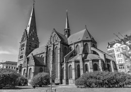 Lais Puzzle - St. Peter Kirche in Malmö, Schweden in schwarz weiß - 500, 1.000 & 2.000 Teile