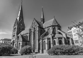 Lais Puzzle - St. Peter Kirche in Malmö, Schweden in schwarz weiß - 1.000 Teile