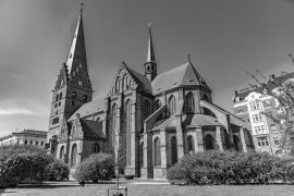 Lais Puzzle - St. Peter Kirche in Malmö, Schweden in schwarz weiß - 2.000 Teile
