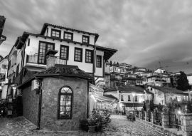 Lais Puzzle - Traditionelle Häuser in Ohrid, Nordmazedonien in schwarz weiß - 500, 1.000 & 2.000 Teile