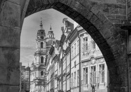 Lais Puzzle - Eintritt in das bunte Viertel Mala Strana in Prag in schwarz weiß - 1.000 Teile