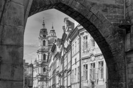 Lais Puzzle - Eintritt in das bunte Viertel Mala Strana in Prag in schwarz weiß - 2.000 Teile