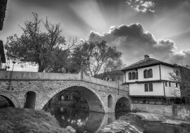 Lais Puzzle - Schöner Blick auf den Uhrenturm und die Altstadt im architektonisch traditionellen Komplex in Tryavna, Bulgarien in schwarz weiß - 1.000 Teile