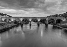 Lais Puzzle - Das Newport-Viadukt in der Grafschaft Mayo in der Nähe von Westport, Irland bei Nacht in schwarz weiß - 1.000 Teile