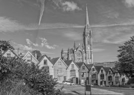 Lais Puzzle - Impression der St. Colman's Cathedral in Cobh bei Cork, Irland in schwarz weiß - 500, 1.000 & 2.000 Teile