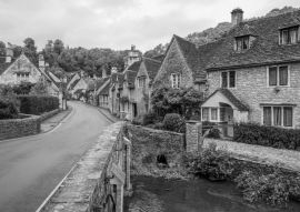 Lais Puzzle - Dorf Castle Combe, Wiltshire, Vereinigtes Königreich. Brücke über den Fluss Bybrook in schwarz weiß - 500, 1.000 & 2.000 Teile