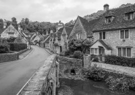 Lais Puzzle - Dorf Castle Combe, Wiltshire, Vereinigtes Königreich. Brücke über den Fluss Bybrook in schwarz weiß - 1.000 Teile