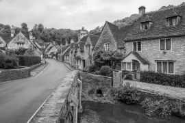 Lais Puzzle - Dorf Castle Combe, Wiltshire, Vereinigtes Königreich. Brücke über den Fluss Bybrook in schwarz weiß - 2.000 Teile
