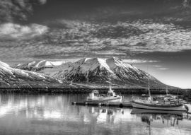 Lais Puzzle - Fischereihafen in Olafsfjordur - Island in schwarz weiß - 500, 1.000 & 2.000 Teile