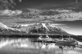 Lais Puzzle - Fischereihafen in Olafsfjordur - Island in schwarz weiß - 2.000 Teile