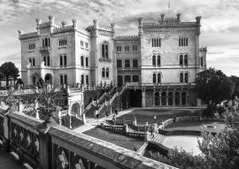 Lais Puzzle - Wunderschönes weißes Schloss über dem Meer - Miramare. Triest, Norditalien in schwarz weiß - 500, 1.000 & 2.000 Teile