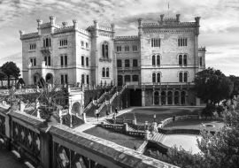 Lais Puzzle - Wunderschönes weißes Schloss über dem Meer - Miramare. Triest, Norditalien in schwarz weiß - 1.000 Teile