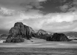 Lais Puzzle - Bergfelsen in der Wüste Wadi Rum, Südjordanien in schwarz weiß - 500, 1.000 & 2.000 Teile