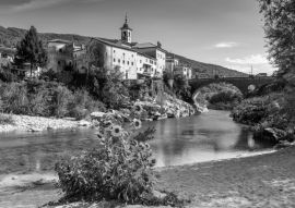 Lais Puzzle - Bunte Stadt Kanal Ob Soci in Slowenien. Kleines Dorf am Fluss Soca in schwarz weiß - 500, 1.000 & 2.000 Teile