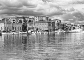 Lais Puzzle - Reisen in Griechenland - schöne Hafenmole der Altstadt von Chania auf der Insel Kreta in schwarz weiß - 500, 1.000 & 2.000 Teile