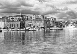 Lais Puzzle - Reisen in Griechenland - schöne Hafenmole der Altstadt von Chania auf der Insel Kreta in schwarz weiß - 1.000 Teile