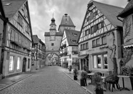 Lais Puzzle - Gepflasterte Straße in der historischen Stadt Rothenburg ob der Tauber, Morgengrauen in schwarz weiß - 500, 1.000 & 2.000 Teile