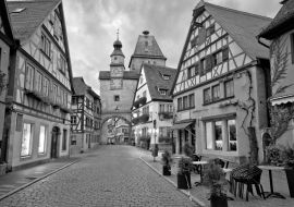 Lais Puzzle - Gepflasterte Straße in der historischen Stadt Rothenburg ob der Tauber, Morgengrauen in schwarz weiß - 1.000 Teile
