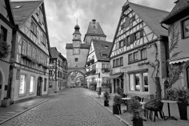 Lais Puzzle - Gepflasterte Straße in der historischen Stadt Rothenburg ob der Tauber, Morgengrauen in schwarz weiß - 2.000 Teile