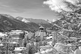 Lais Puzzle - Landschaft des Wintersportorts Davos, Schweiz in schwarz weiß - 2.000 Teile