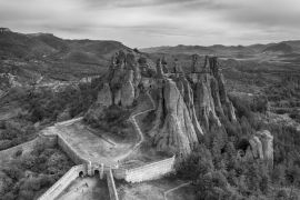 Lais Puzzle - Luftaufnahme einer wunderschönen Landschaft mit bizarren Felsformationen. Steintreppe, die zu den erstaunlichen Felsformationen und Mauern einer mittelalterlichen Festung in Belogradchik, Nordwestbulgarien, führt in schwarz weiß - 2.000...