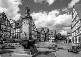 Lais Puzzle - Marktplatz, Hofgeismar, Hessen, Deutschland in schwarz weiß - 500, 1.000 & 2.000 Teile