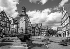 Lais Puzzle - Marktplatz, Hofgeismar, Hessen, Deutschland in schwarz weiß - 1.000 Teile